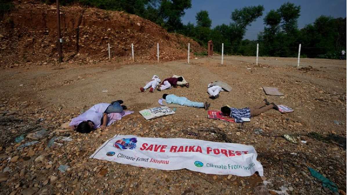 पूरा क्यों नहीं हो पा रहा जंगल बचाने का संकल्प?